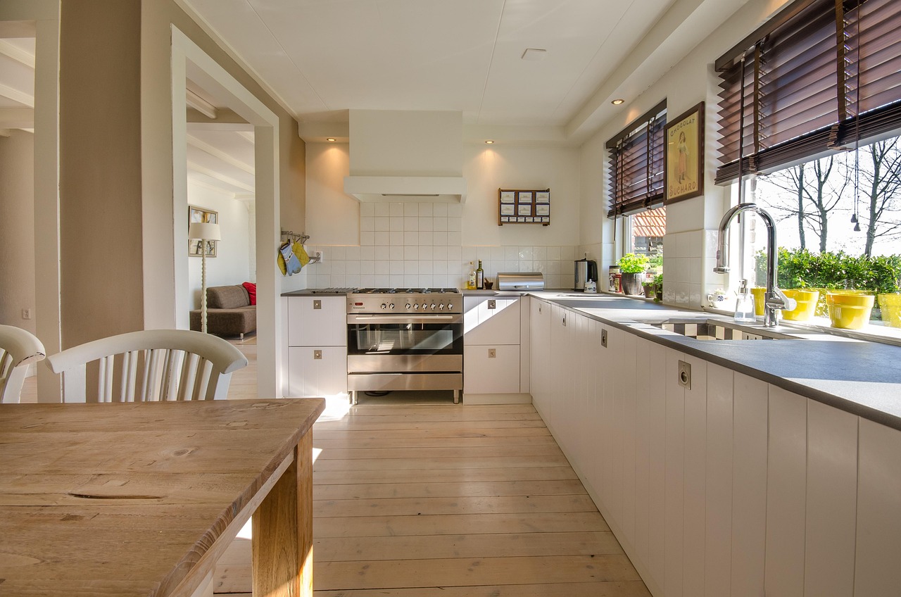 Landelijke keuken met vintage servies en houtaccenten. Landelijke keuken met vintage servies en houtaccenten.