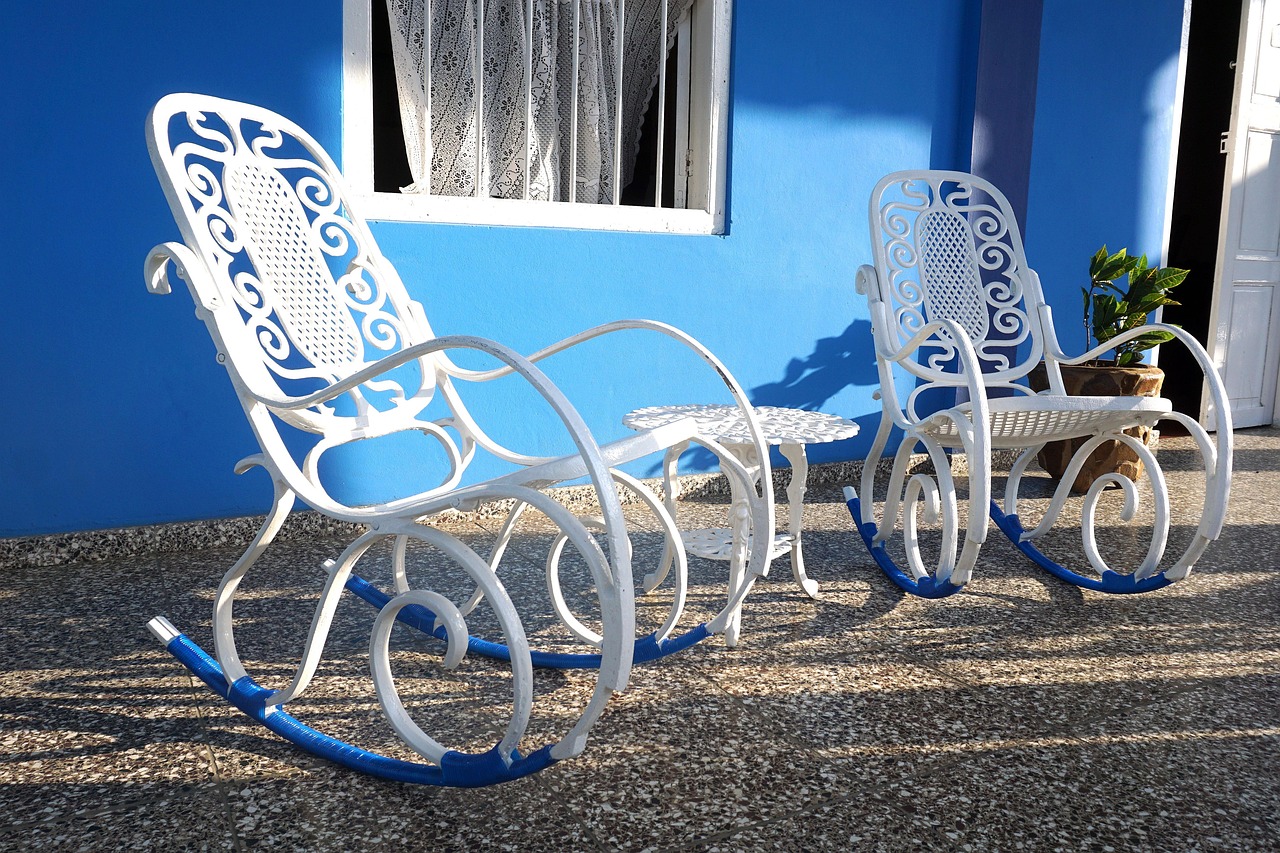 Veranda make-over met ledverlichting en moderne stoelen. Veranda make-over met ledverlichting en moderne stoelen.