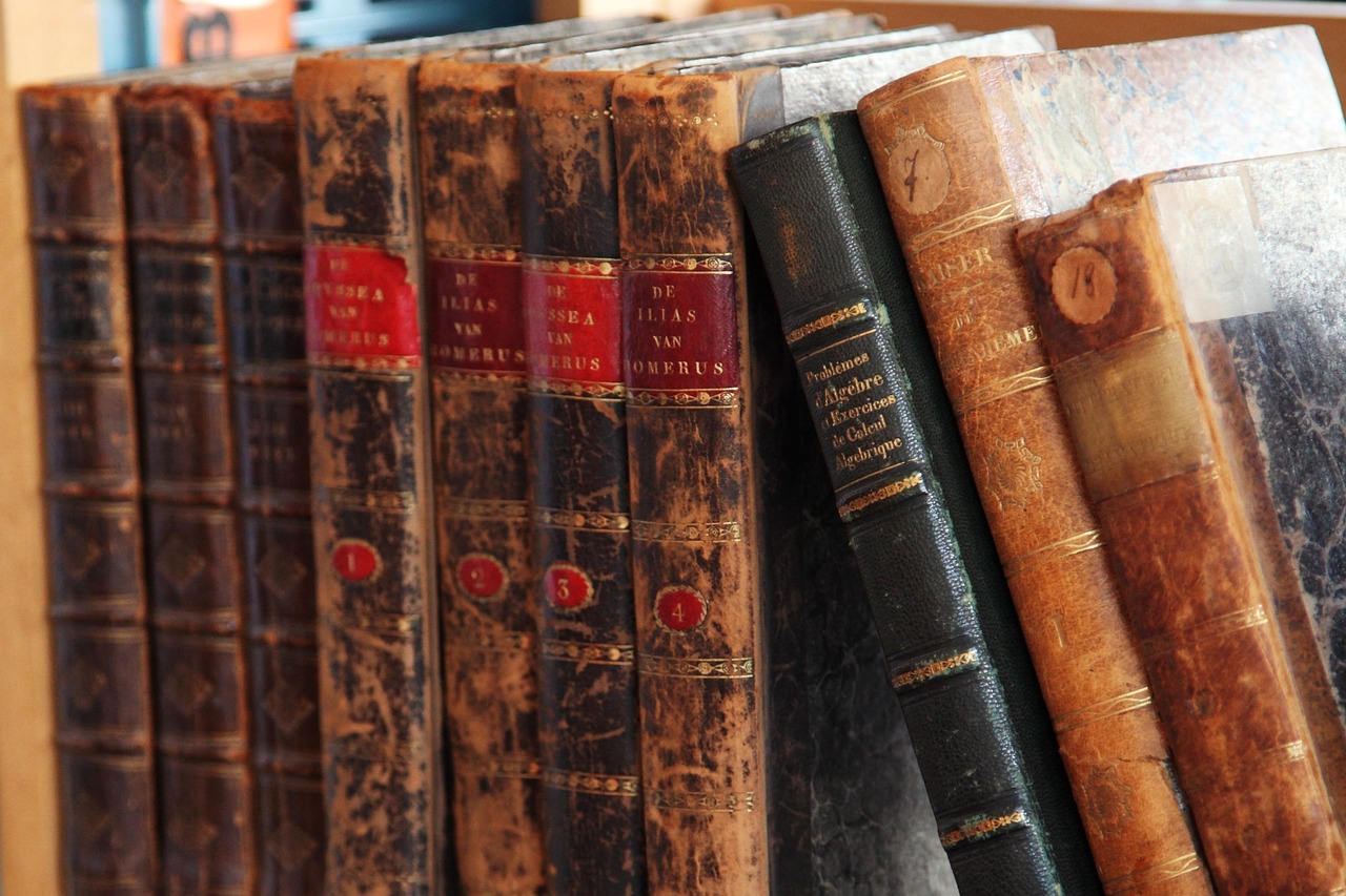 Mysterieus interieur met kaarsen en antieke klok. Mysterieus interieur met kaarsen en antieke klok.