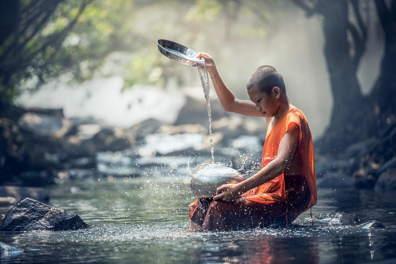 Rustige meditatiesessie met kaarslicht en zachte muziek. Rustige meditatiesessie met kaarslicht en zachte muziek.