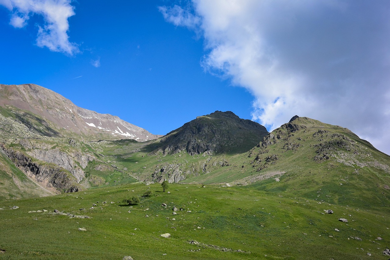 Zacht licht verlicht een Franse plattelandskeuken