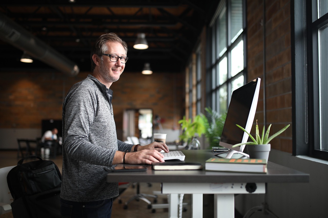 Heldere thuiskantoorinrichting met modern staand bureau. Heldere thuiskantoorinrichting met modern staand bureau.