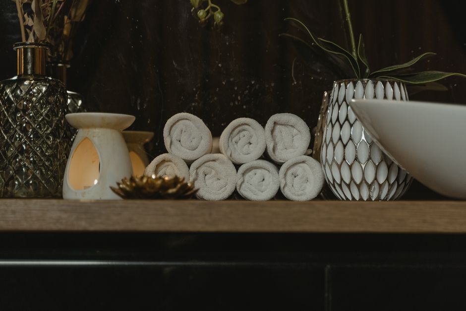Ontspannend bamboebehang voor serene badkamergloed.