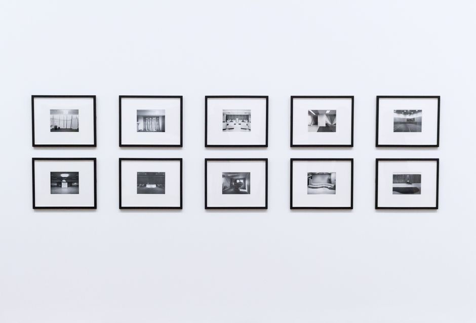 Minimalistische schilderij met zwarte en grijze tinten. Minimalistische schilderij met zwarte en grijze tinten.