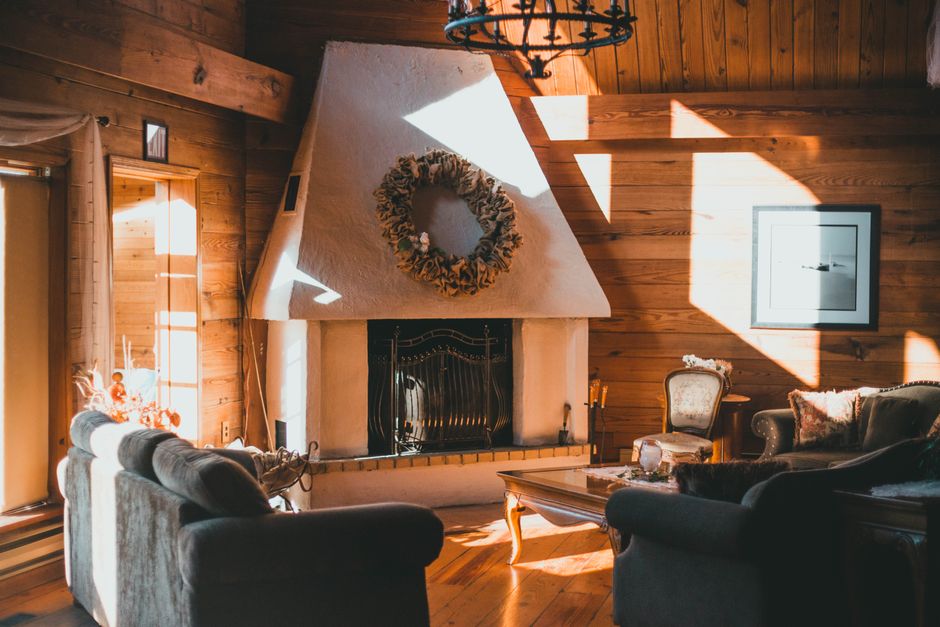 Warme wollen dekens en kaarsen in huis. Warme wollen dekens en kaarsen in huis.